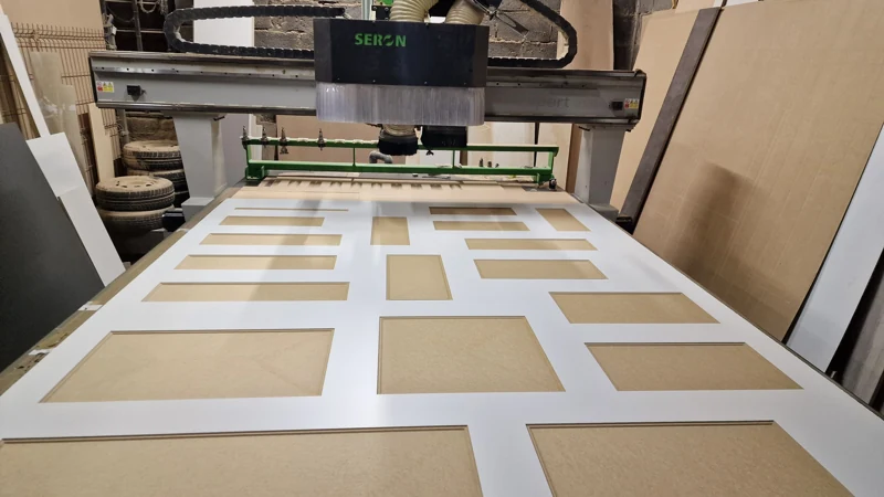 Éléments fraisés sur la table CNC — atelier CNC BK76