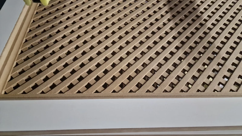 Détail d’une grille en MDF — BK76 / meblobud.pl