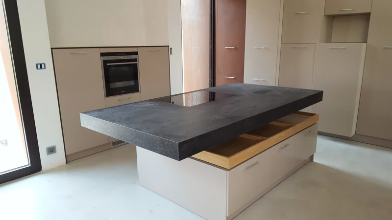 Wyspa kuchenna i wysoka zabudowa sprzętów — meble wykonane przez BK76 w domu pod Wrocławiem