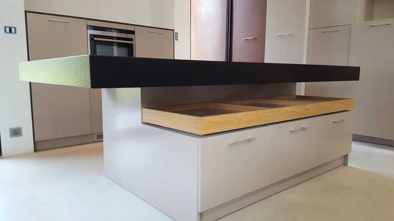 Wyspa z dodatkowym drewnianym blatem — meble wykonane przez BK76 w domu pod Wrocławiem