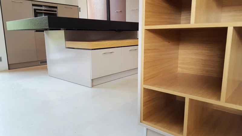 Kuchnia i sąsiadująca zabudowa — meble wykonane przez BK76 w domu pod Wrocławiem
