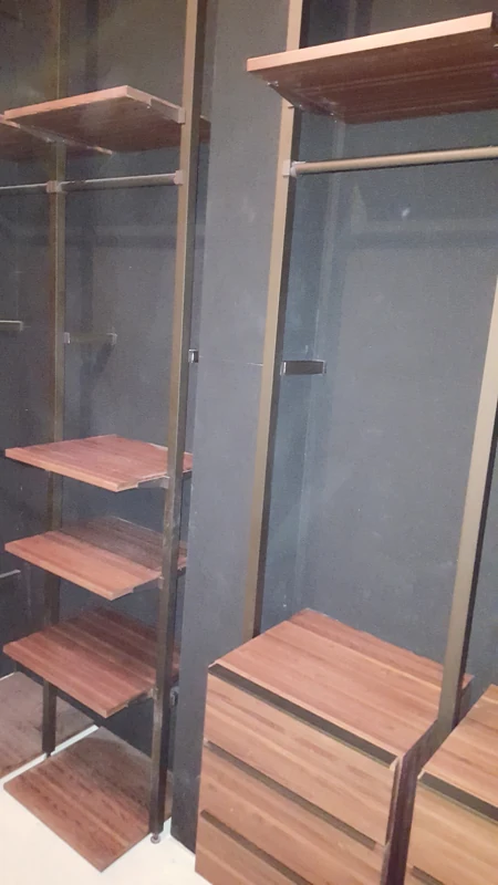 Garderoba z półkami i szufladami — meble wykonane przez BK76 w domu pod Wrocławiem