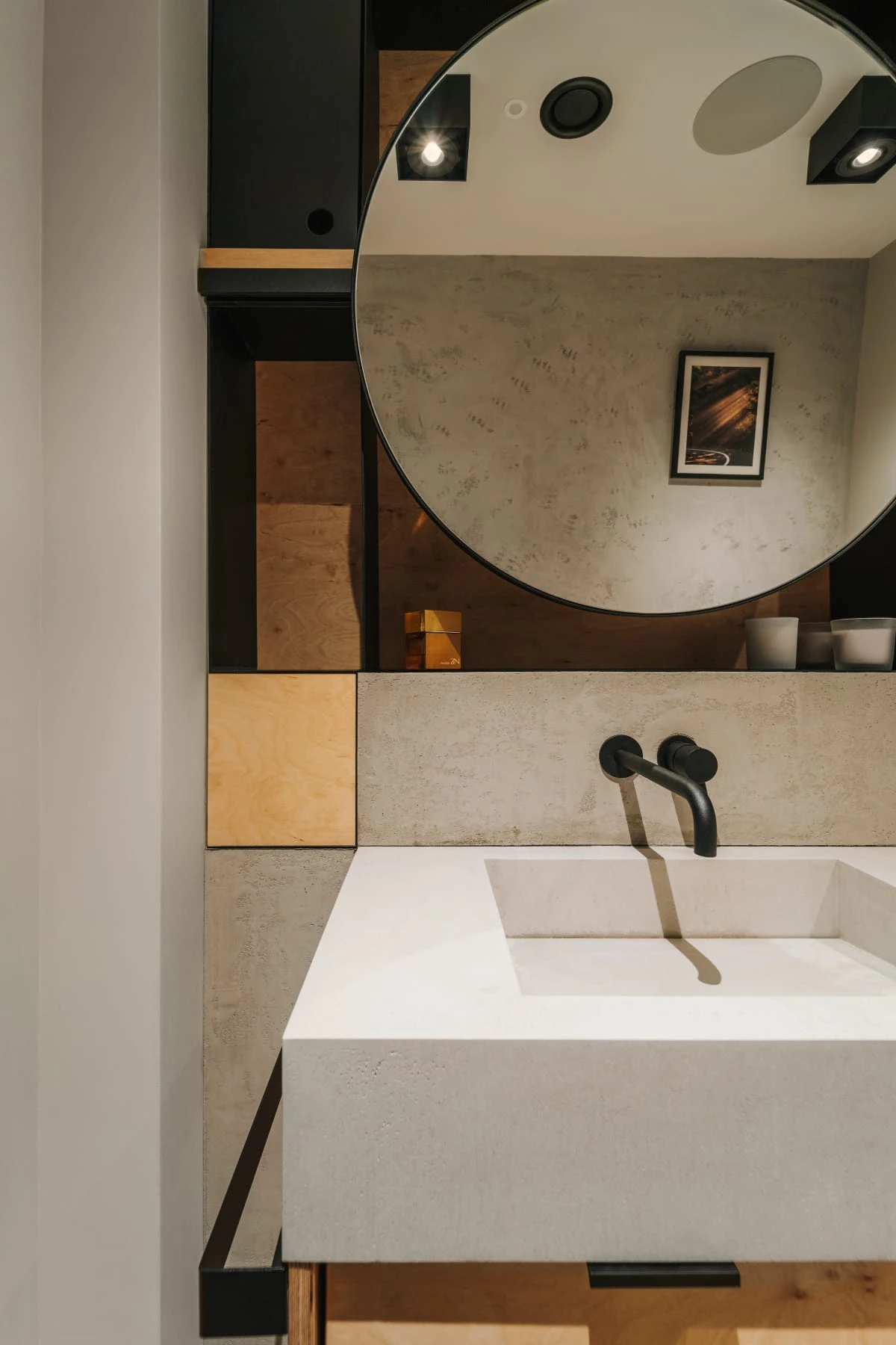 Lustro i umywalka w łazience — dom pod Wrocławiem