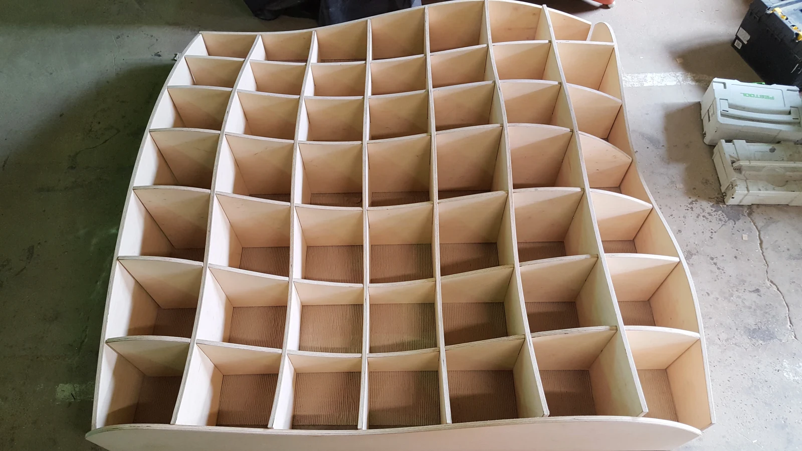 Prototyp na stolarni — widok całości — wykonany prototyp regału Fala, BK76