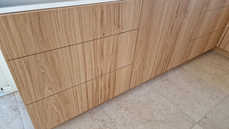 Oak cabinet doors — continuous wood grain across the cabinetry — BK76 / meblobud.pl
