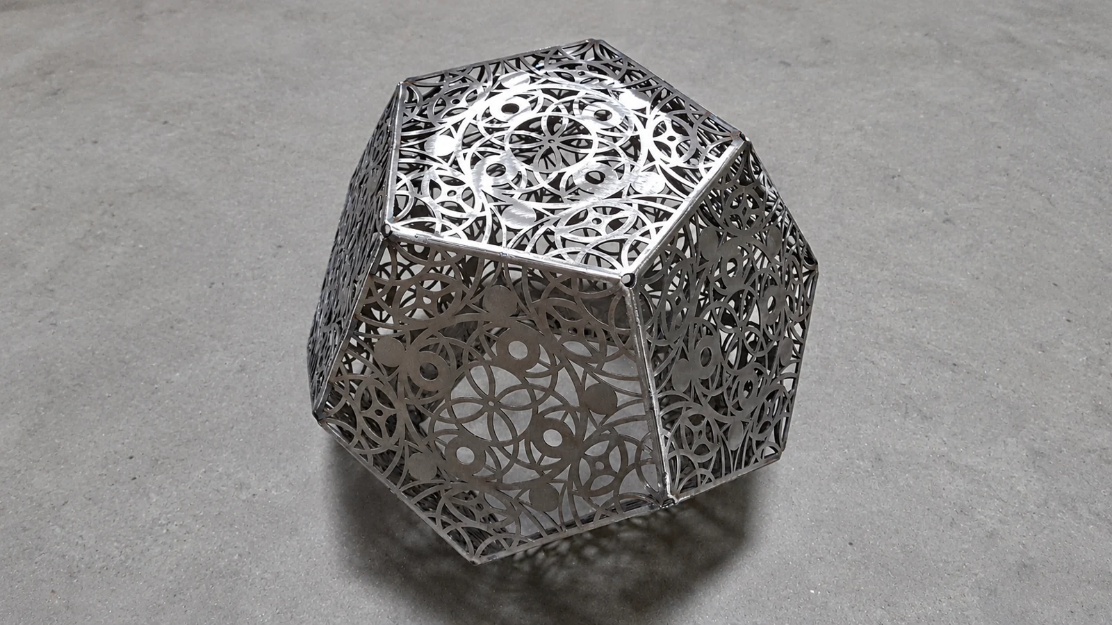 Ażurowa metalowa forma lampy — projekt Mariusza Kornackiego — BK76 / meblobud.pl