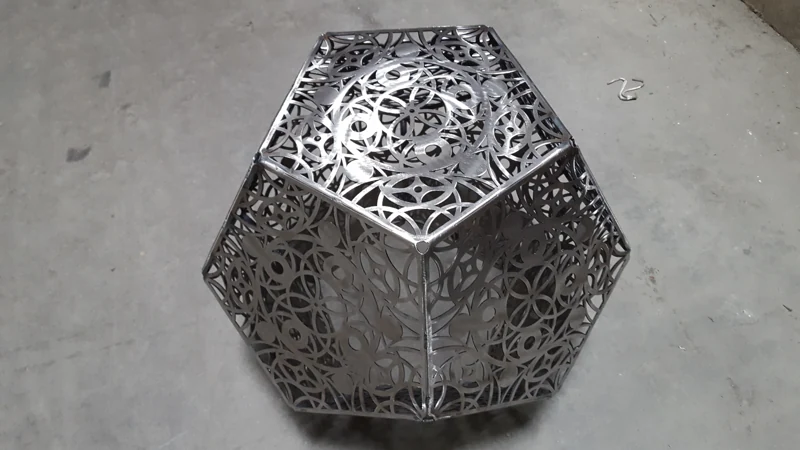 Ornament wycięty laserem i połączenia metalowych elementów — BK76 / meblobud.pl