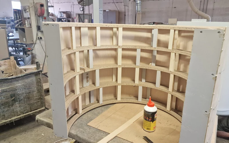 Interno della struttura curva — fase di produzione dell'elemento curvo nel laboratorio BK76