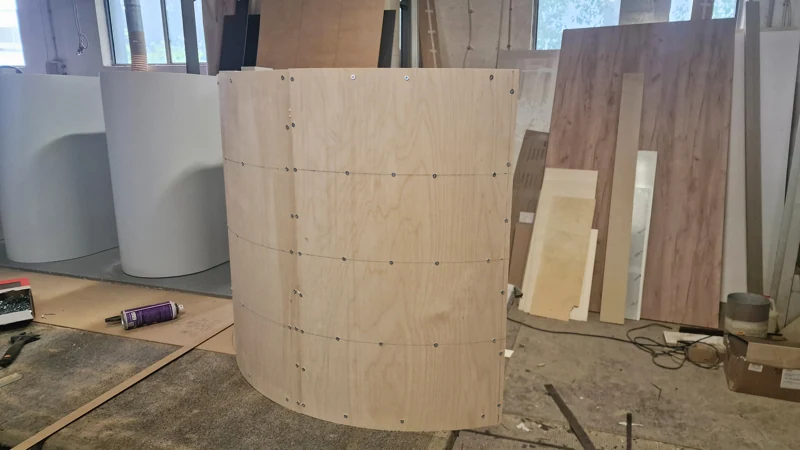 Rivestimento esterno — fase di produzione dell'elemento curvo nel laboratorio BK76
