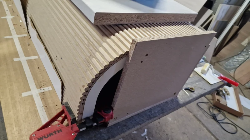 Formatura di un elemento curvo in MDF — produzione nel laboratorio di falegnameria — BK76 / meblobud.pl