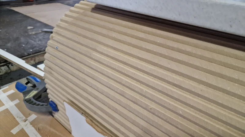 MDF scanalato — dettaglio durante la produzione dello stesso rivestimento — BK76 / meblobud.pl