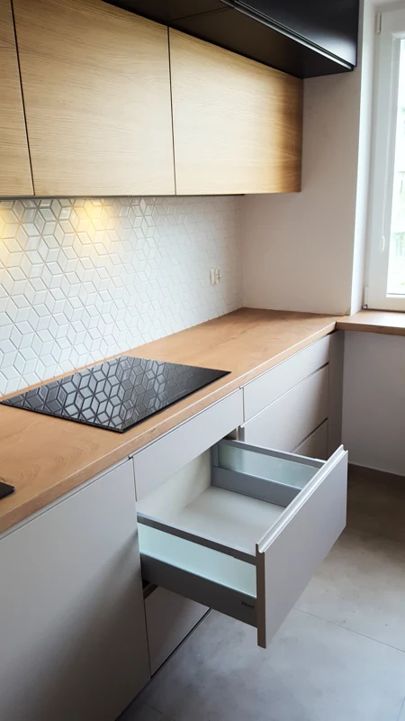 Otwarte szuflady w dolnej zabudowie kuchennej — realizacja BK76