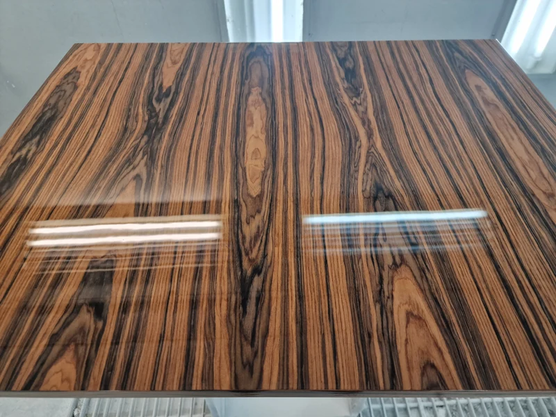 Brillance et veinage naturel du bois — atelier de laquage BK76