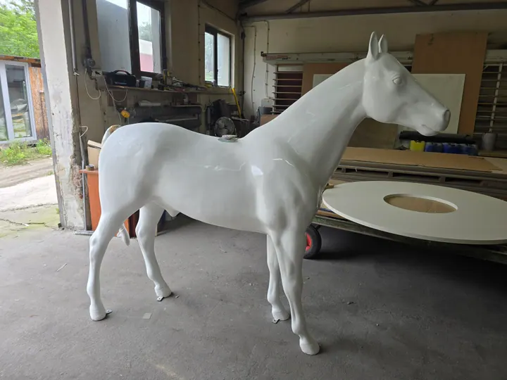 Sculpture de cheval blanche grandeur nature après laquage dans l’atelier BK76 à Wrocław
