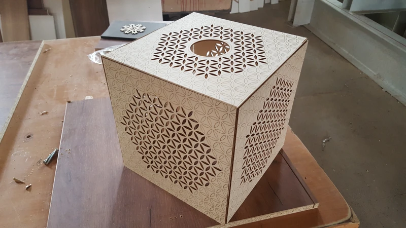 Luminaire ajouré en contreplaqué — motif géométrique — sans éclairage, fraisage CNC, fabrication meblobud.pl