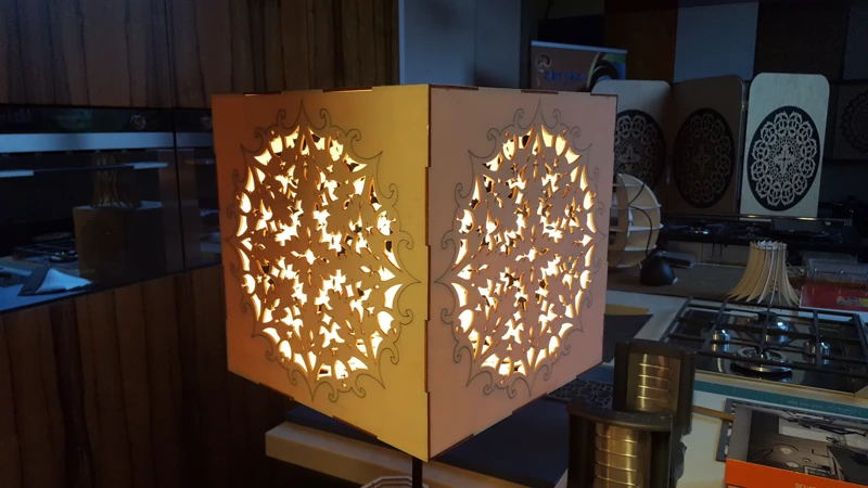 Luminaire ajouré en contreplaqué — motif ornemental — éclairage allumé, fraisage CNC, fabrication meblobud.pl