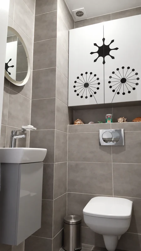 Szafka nad WC z lakierowaną czarną dekoracją — projekt Mariusza Kornackiego — BK76 / meblobud.pl
