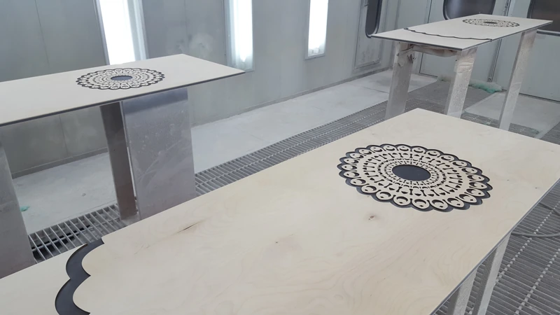 Rosoni e contorno decorativo — fase di laccatura — paravento, realizzazione meblobud.pl