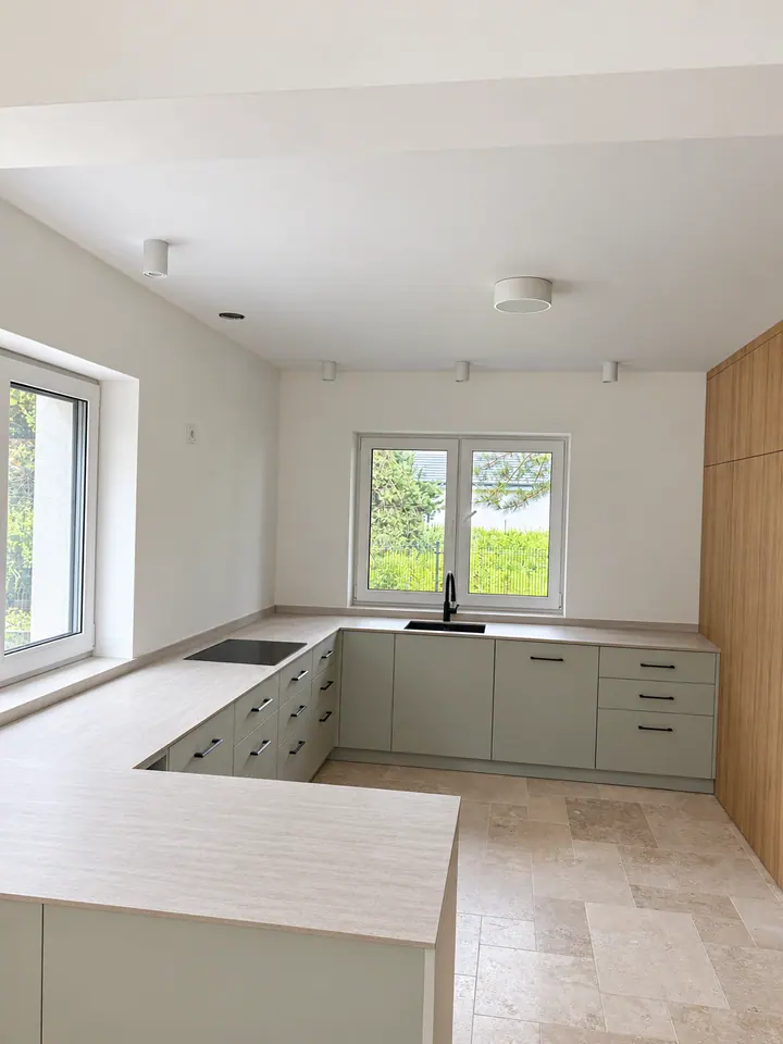 Szałwiowe fronty REHAU i beżowy blat kompaktowy 12 mm Woodeco