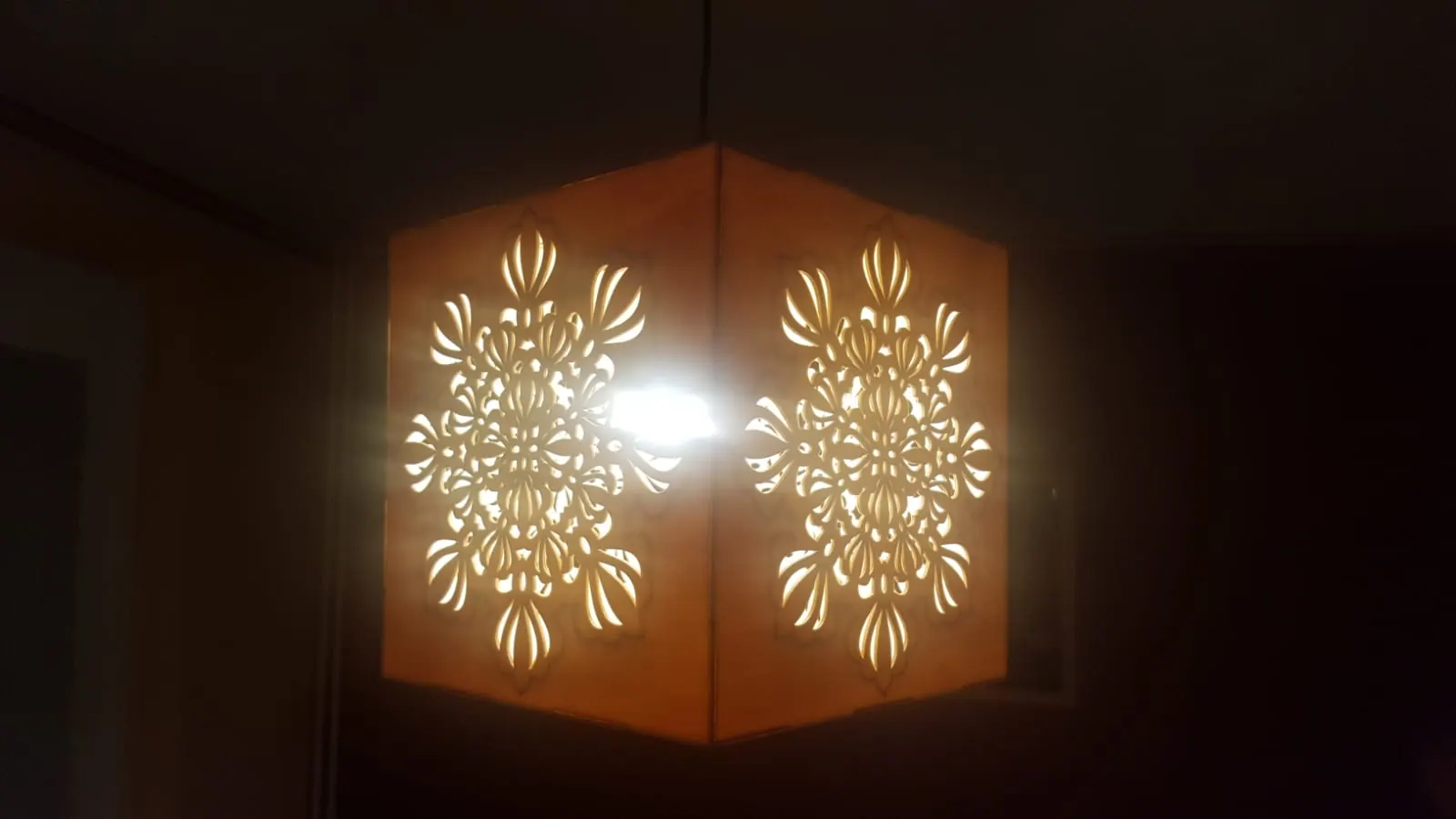 Dekoracyjna drewniana lampa