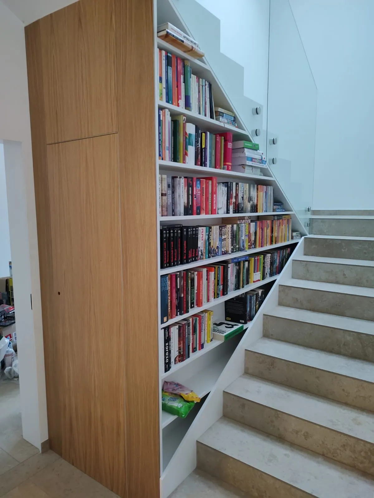 Gotowa biblioteka pod schodami wypełniona książkami