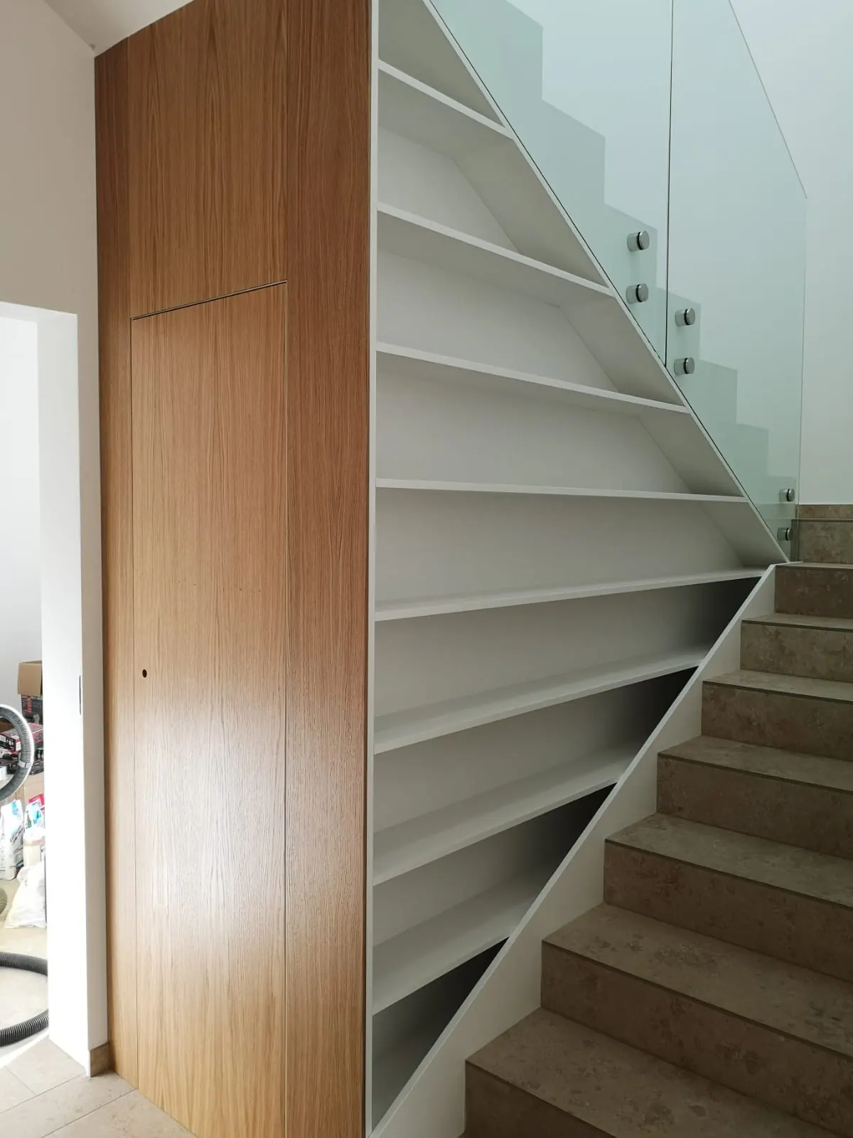 Biblioteka precyzyjnie dopasowana do biegu schodów