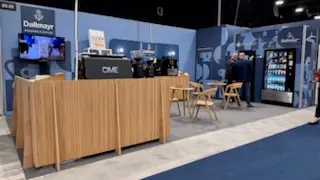 Stoisko barowe z drewnianymi frontami