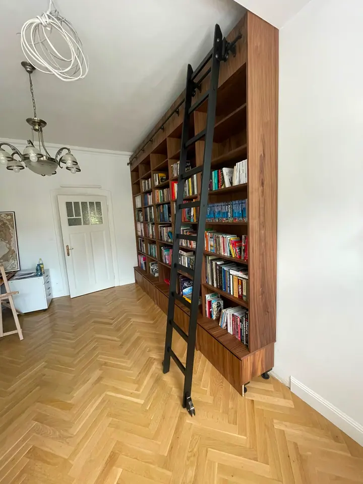 Wysoka fornirowana biblioteka z drabiną