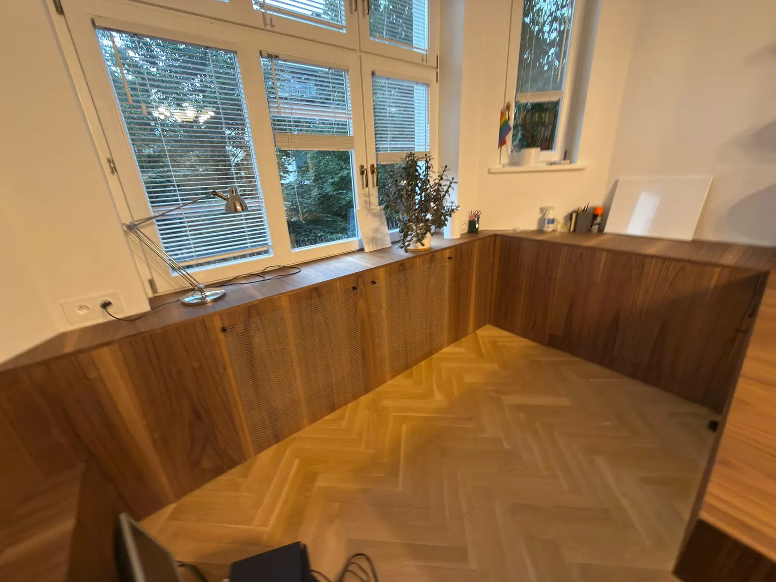 Fornirowana zabudowa poprowadzona wzdłuż ścian
