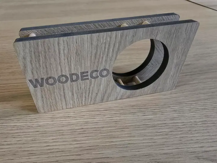 Jasny wariant ekspozytora próbek z logo Woodeco