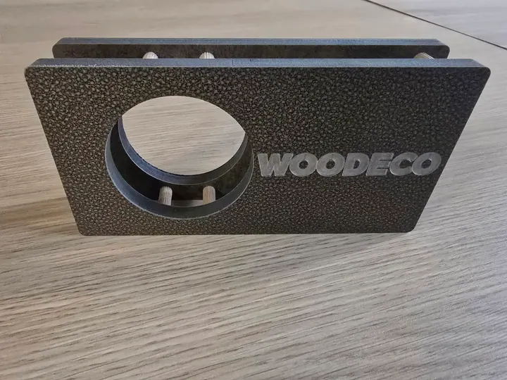 Présentoir d’échantillons avec ouverture découpée et logo Woodeco