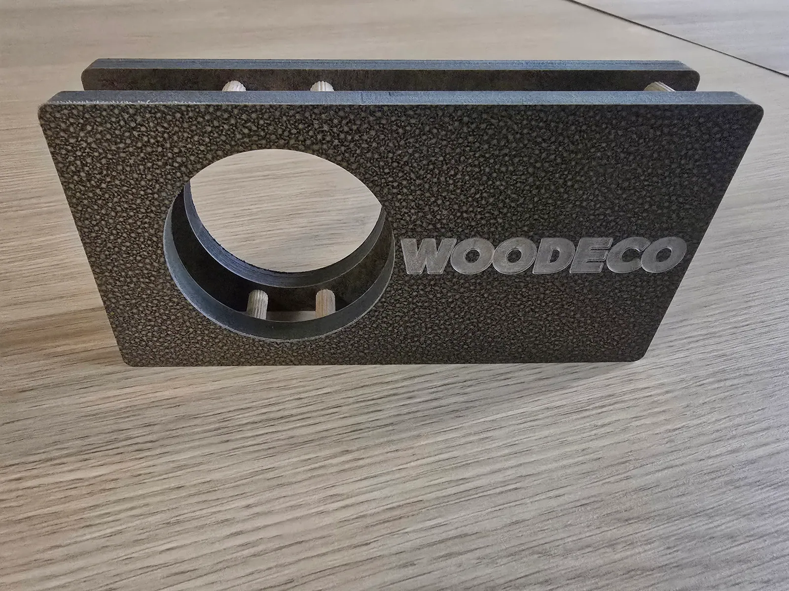 Niewielki ekspozytor próbek z logo firmy Woodeco