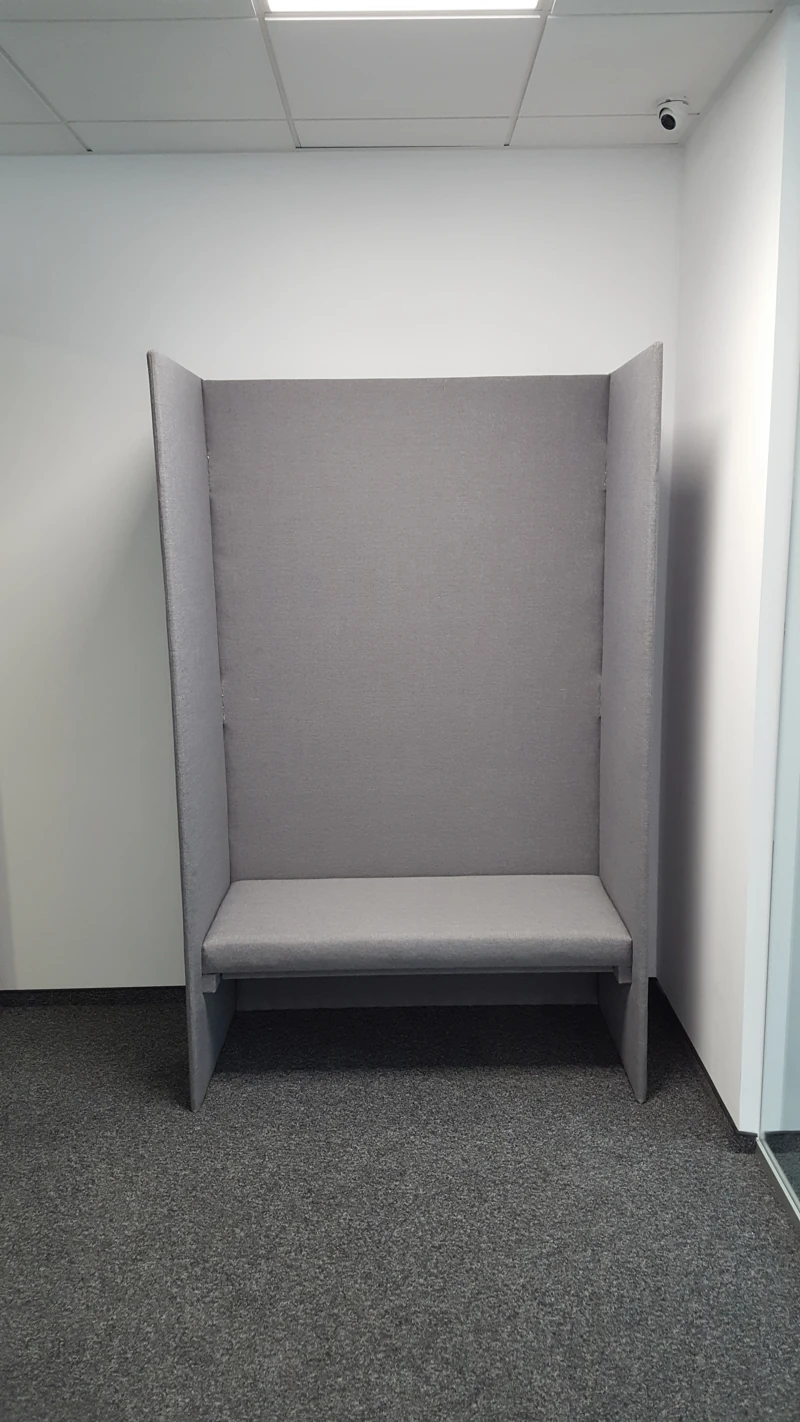 Stanowisko do cichych narad — tapicerowane stanowisko biurowe, wykonanie meblobud.pl