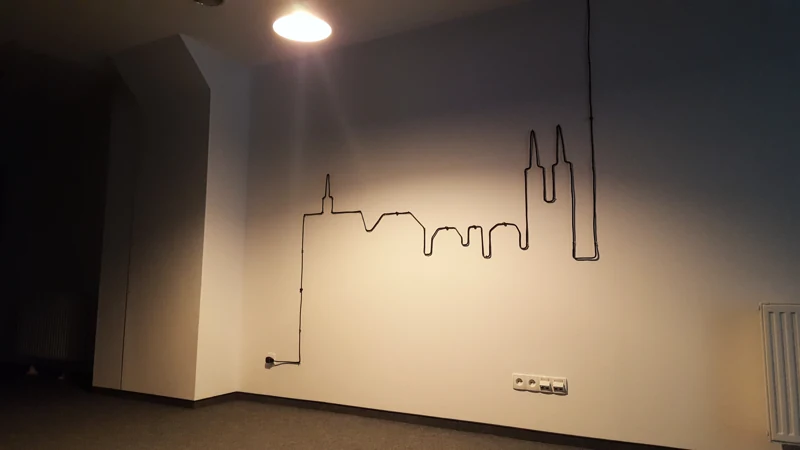 Lampa ścienna — widok przy włączonym oświetleniu — realizacja BK76