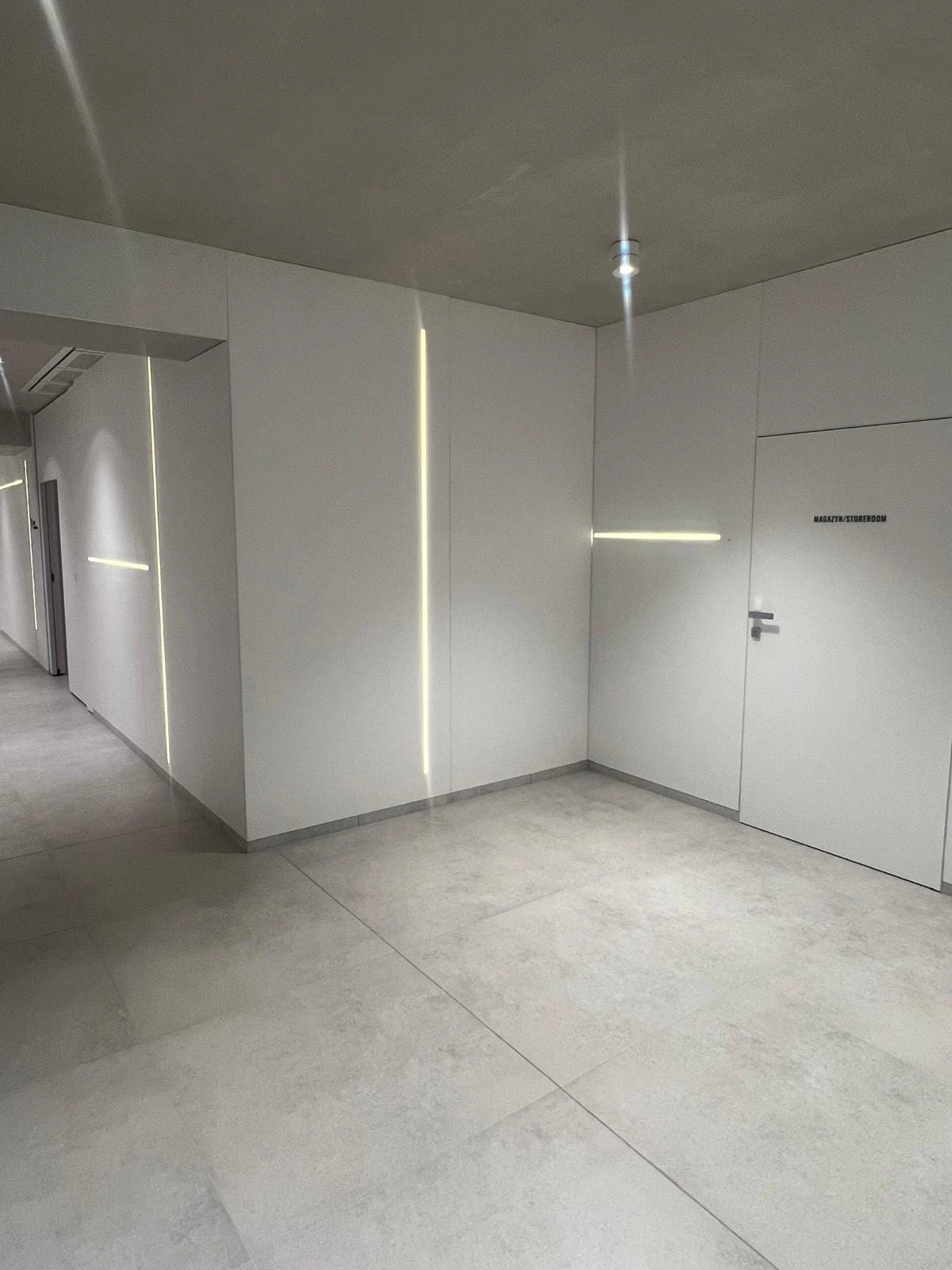 Połączenie okładzin ściennych i świetlnych linii przy narożniku — Star Training Center, Końskie