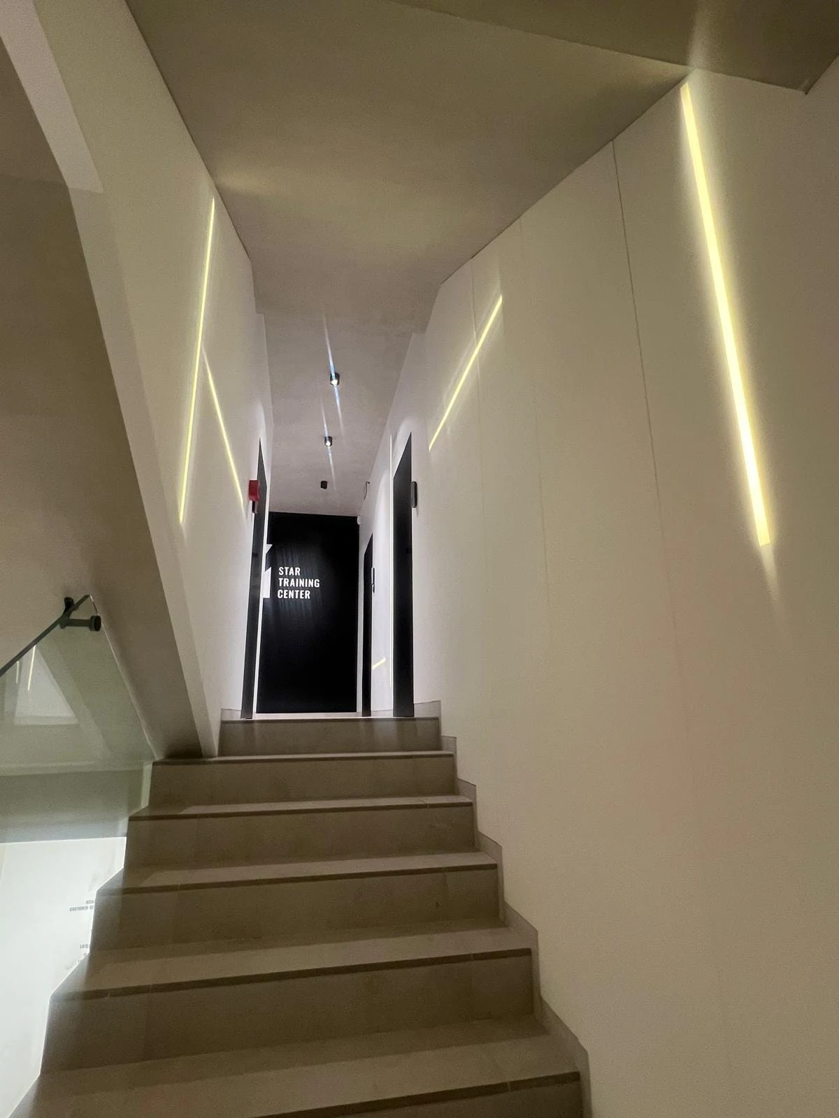 Okładziny ze światłem LED przy schodach — Star Training Center, Końskie
