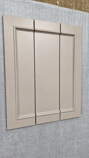 Tres frentes con un contorno decorativo común — fotografía con retoque mediante IA