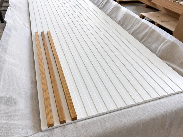 Estrías blancas y muestras de madera — fotografía con retoque mediante IA