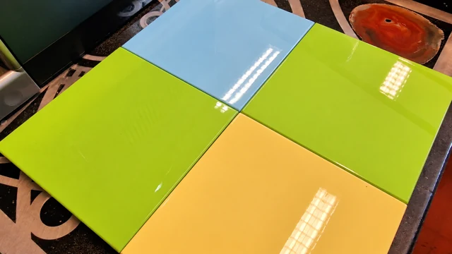 Muestras de colores lacadas en alto brillo — fotografía con retoque mediante IA