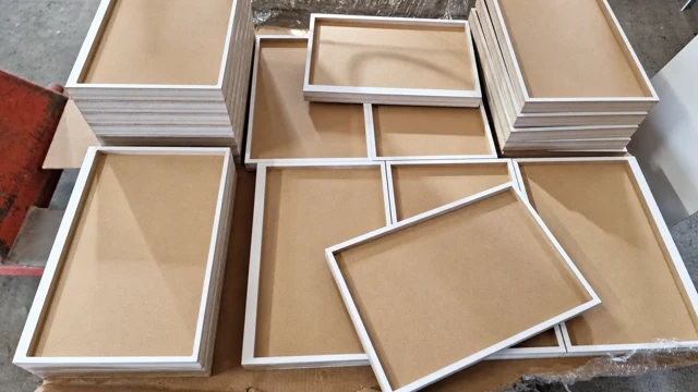 Série de cadres en cours de fabrication — photo après retouche par IA