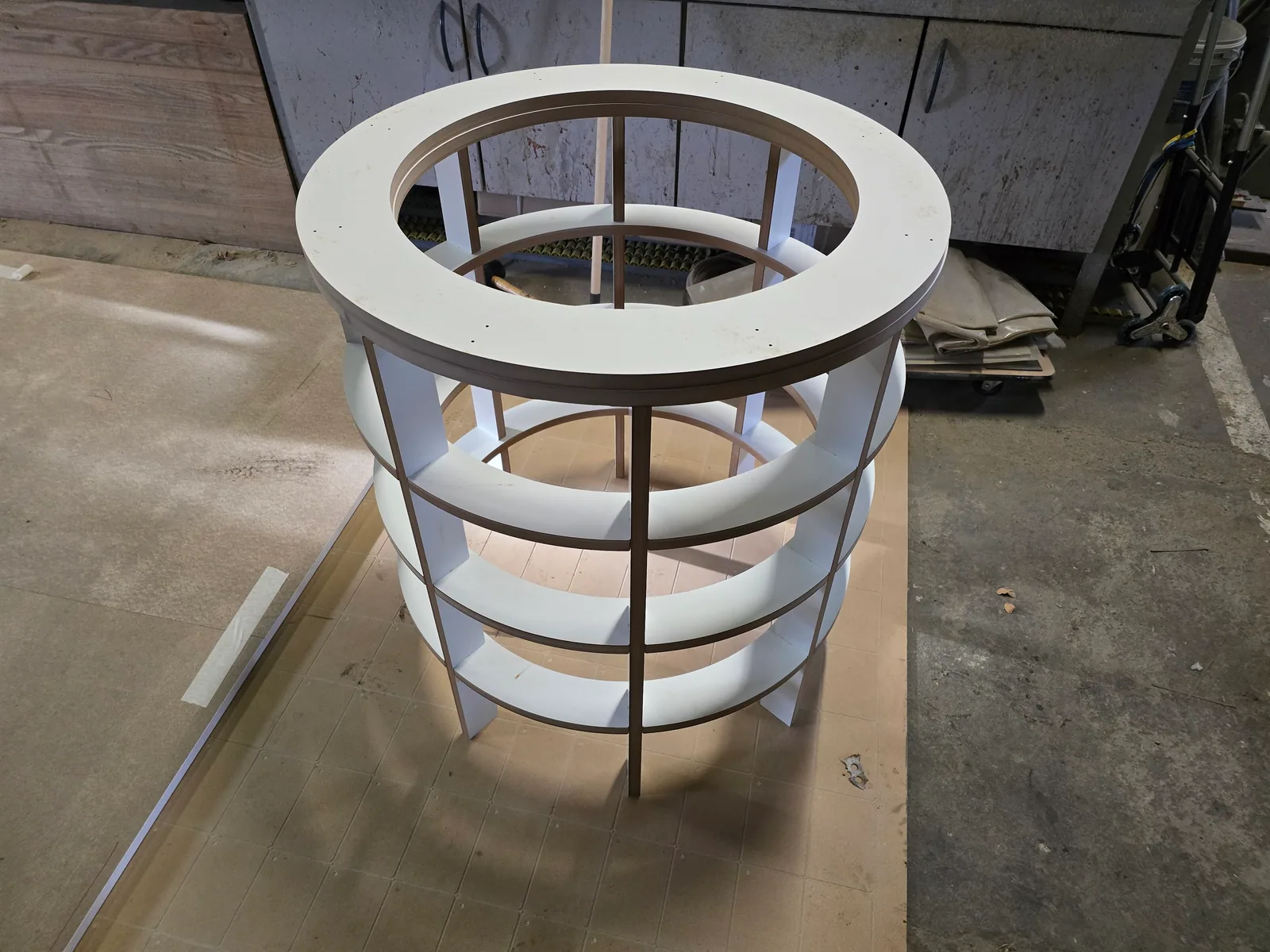 Struttura di mobile curvilinea assemblata, prima della finitura