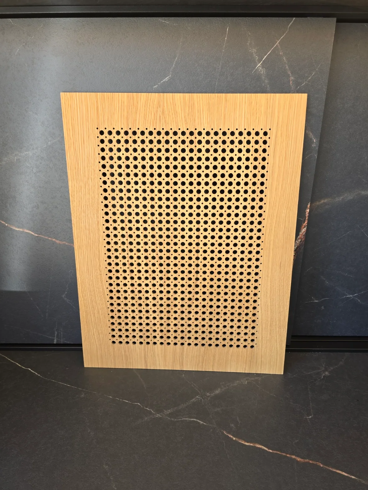 Pannello decorativo impiallacciato e verniciato con foratura CNC